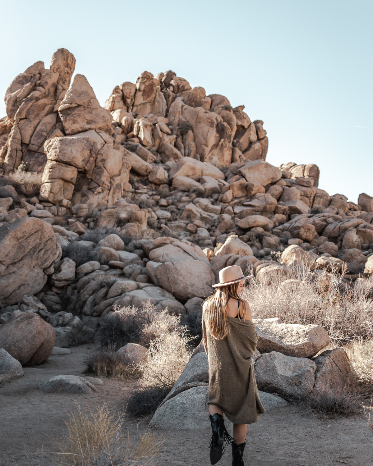 The Spring season is the best time to visit Joshua Tree, California and provides the most comfortable temperatures during November to May.